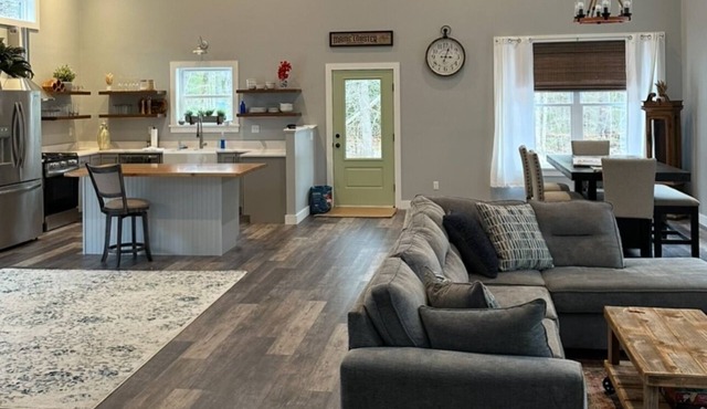 Charming 2-bedroom country house on 2 acres with AC, WiFi in enchanting Bristol