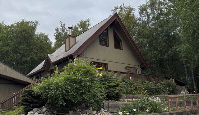 Charming 2-bedroom + loft cabin in Wasilla with Sauna