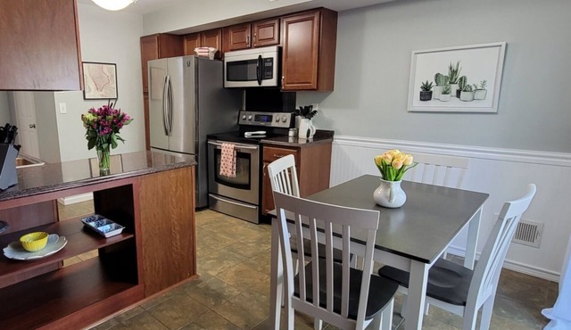 Charming 2 Bedroom 3 bathroom Townhouse, minutes from Saratoga Springs!