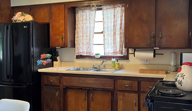 Charming 3-bedroom with space for 8 in beautiful Cuyahoga Falls