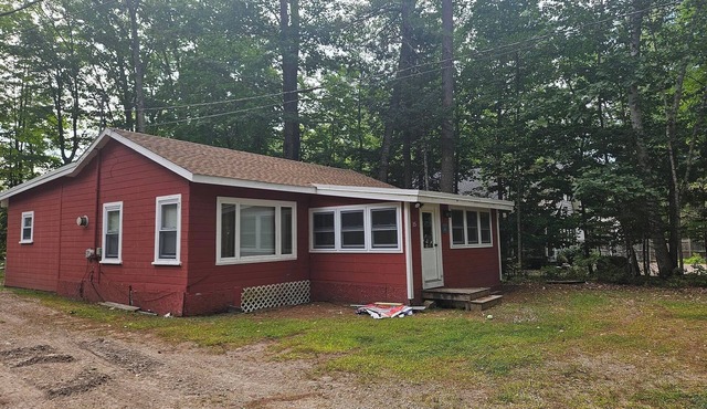 Charming 3-bedroom cabin in Casco with Sebago Lake access and a dock.