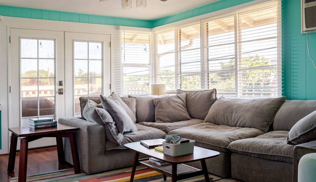 Charming 3-bedroom house in Haleiwa with AC, WiFi. Family friendly. Parking.