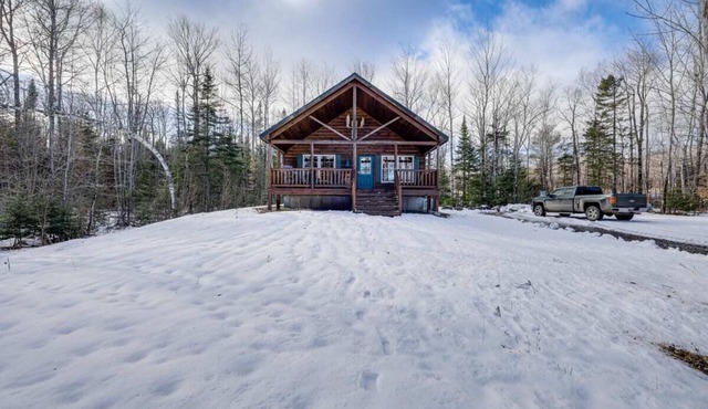 Charming 3-bedroom lodge with WiFi, AC in serene Bradford on trout pond.