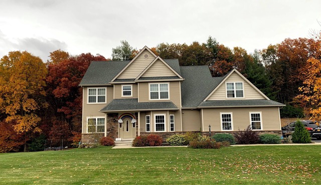 Charming 4-bedroom house in Upstate NY with AC, 15 minutes to Saratoga Track.