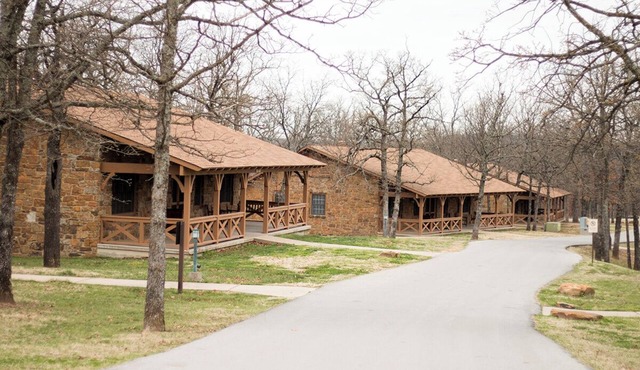 Charming 4-bedroom lodge with AC and WiFi near the Tulsa Botanical Gardens.