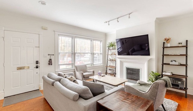 Charming 4BR Duplex in Oak Lawn Private Backyard