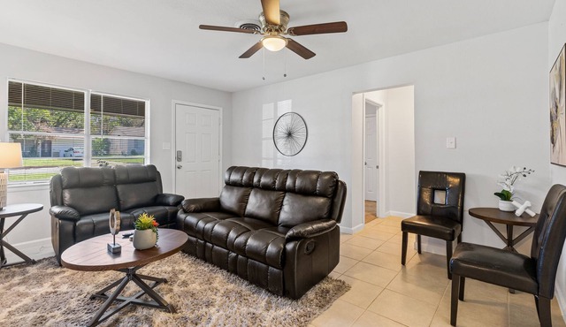 Charming 4BR Home - Ideal for Groups!