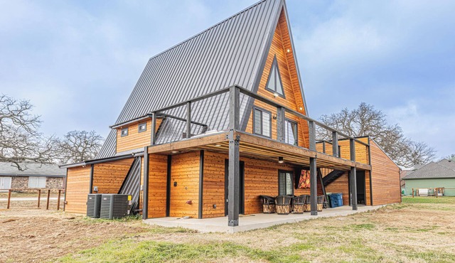Charming A-Frame Cabin:Water View & Large Yard,13 miles to Universal Kids Resort