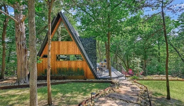 Charming A-Frame Cabin Nestled in the Trees @ Lake Texoma - Family Friendly