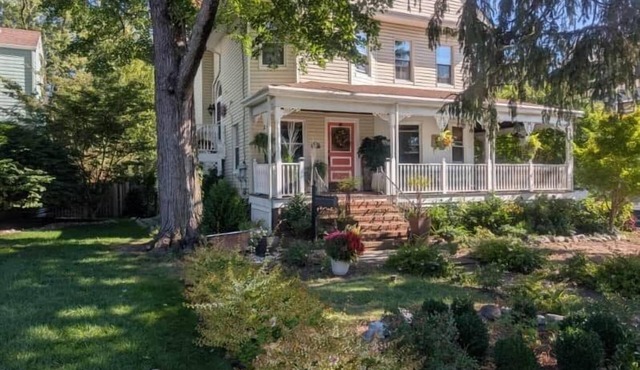 Charming Apt Walkable to Shop, Eat & NYC Transport