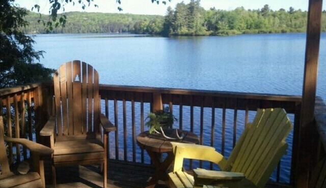 Charming Authentic Waterfront Cottage on a Lake in Barry's Bay