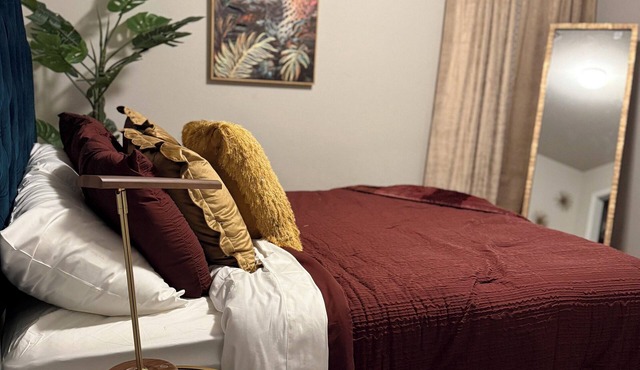 Charming bed & breakfast in excellent Houston with AC, WiFi in Houston
