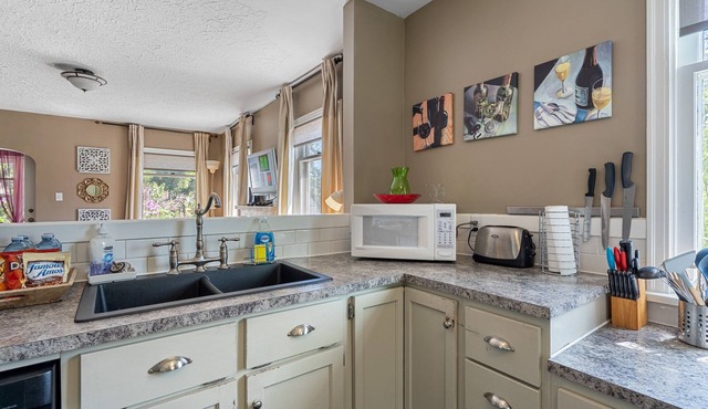 Charming Character 4 bedroom House, Private Pet-Safe XL Yard 5 minute Downtown in Calgary