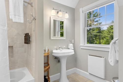 Charming coastal cottage with deck, grill, firepit, and jetted tub