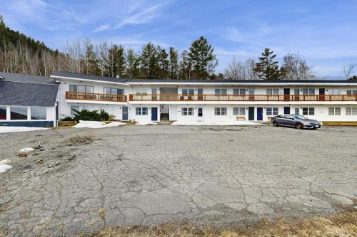 Charming condo w/lake access, dock, WiFi & mountain views