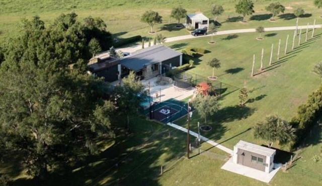 Charming container home 6-bed, pool house serene, tranquil and relax in nature.