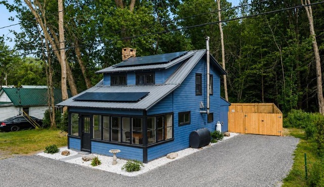 Charming Cottage by Lake Ontario, Firepit and Fenced Yard