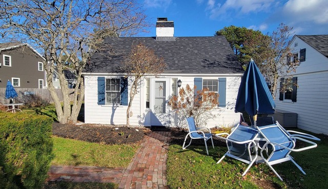 Charming Cottage Steps to Pine Point Bch - 1 mile OOB outside Scarborough w/AC