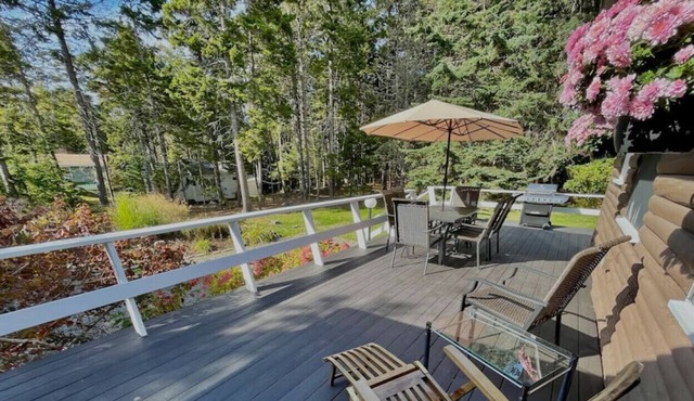 Charming Cottage with Spacious Deck & Sunroom on Ocean Point