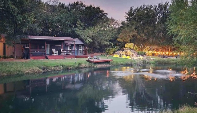 Charming cozy cabin! Stocked pond, firepit, outdoor games!
