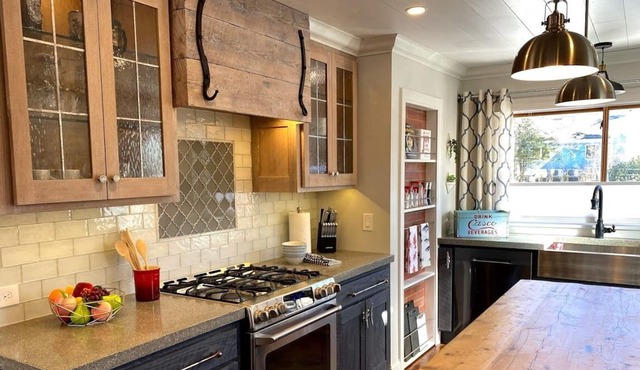 Charming Freshly Updated 1BR/1BA Cottage, great location close to town & beach