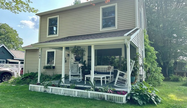 Charming home, minutes away from downtown Portland, beaches, and the airport.