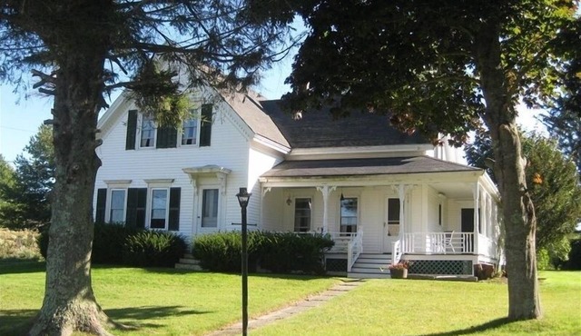 Charming Home W/Harbor View: Walk to Resturants, Shops & Beach