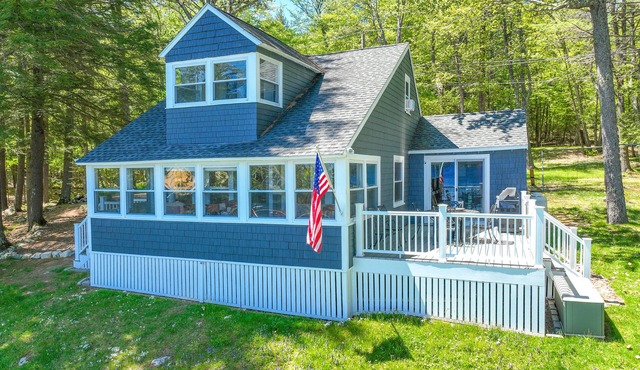 Charming lakefront cottage with a dock, WiFi, & washer/dryer - dogs welcome