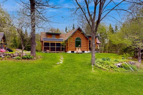 Charming log cabin on 50 acres w/Kayaks, Row boat, Firepit, Skiing and more
