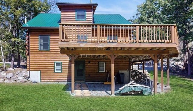 Charming Log Cabin w/Free WiFi plus a Community Pool, Tennis, & Clubhouse