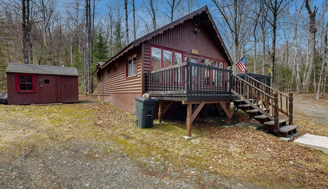 Charming Maine cabin with wood stove, firepit, high-speed WiFi, grill, and deck