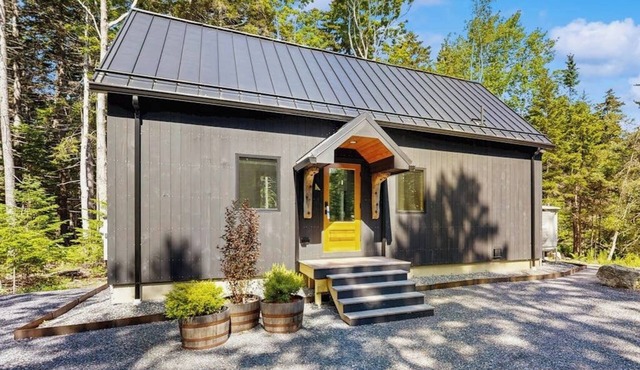 Charming New Home with Hot Tub, Spacious Deck, Gas Grill, WiFi, and Washer/Dryer