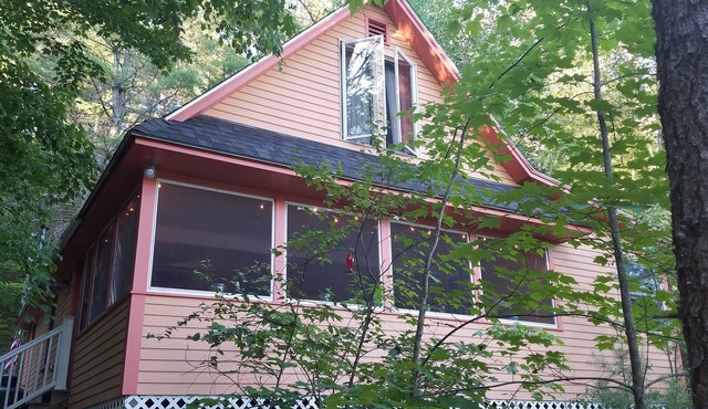 Charming & private lakefront cottage