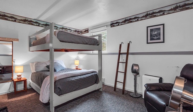 Charming Rustic Timberline Lodge - Downtown Ellicottville - Suite 103