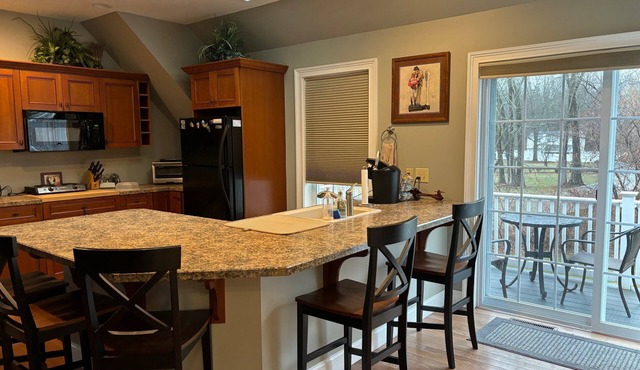 Charming Saratoga studio '09: walk to track, SPAC, downtown! Private entry/deck.