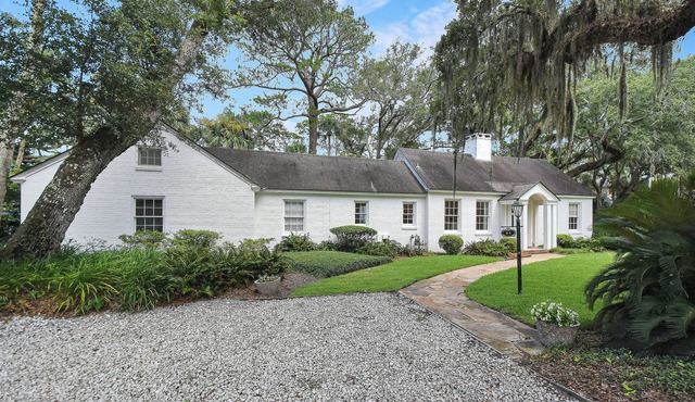Charming Sea Island Cottage Steps to Beach Sleeps 10