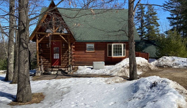 Charming ski in/out Cabin at Pleasant Mountain with Moose Pond nearby