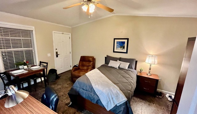 Charming Studio near Surfside, washer/dryer, game room, gym, grills, onsite bar
