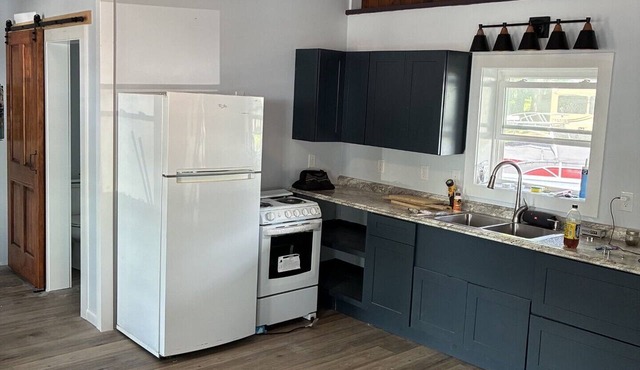 Charming studio with AC on Oneida Lake. Great Fishing, Slip Included.