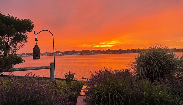 Charming Waterfront Island Bungalow with DOCK in Narragansett!