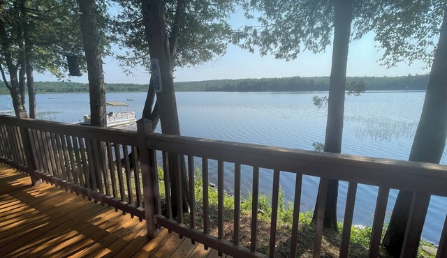 Charming Waterfront 3-bedroom Cabin with WiFi, AC in Tranquil Maine