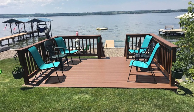 Charming Waterfront Cottage on Beautiful Seneca Lake - Lakefront Bliss !