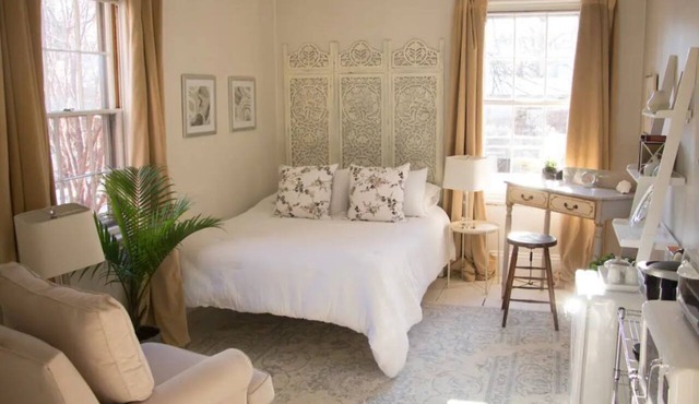 Charming West End Hideaway. Private Parking