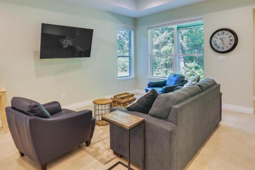 Charming Willis Hideaway < 1 Mi to Lake Conroe!