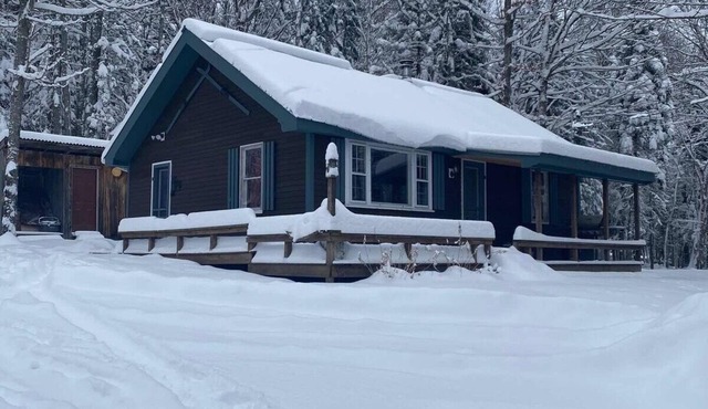 Charmingly updated 2 bed cabin with WiFi in Rangeley Maine