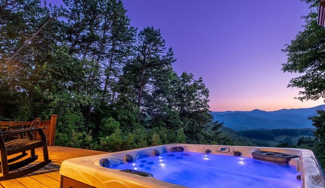 Chasing Sunsets: A Cozy 2-Bedroom Cabin in Smoky Mts with Stunning Mountain Views.