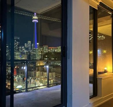 Chic 1BDR Loft with Office Space-Heart of Toronto