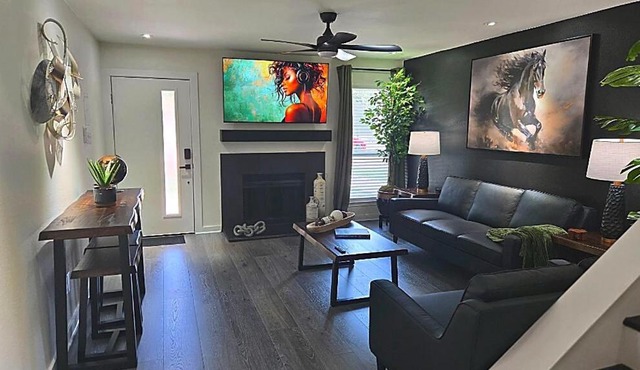 Chic Luxury Getaway - 3 min to Love Field