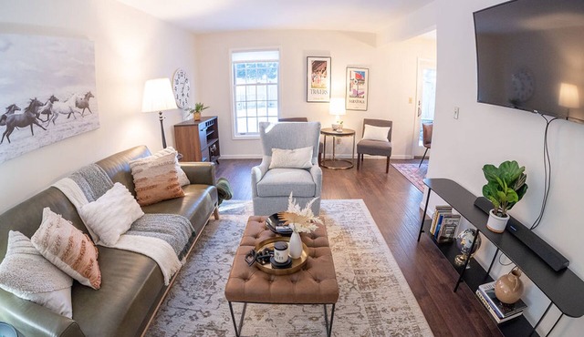 Chic Townhouse Near SPAC, Restaurants, 3 bedrooms, King Beds, Pet Friendly