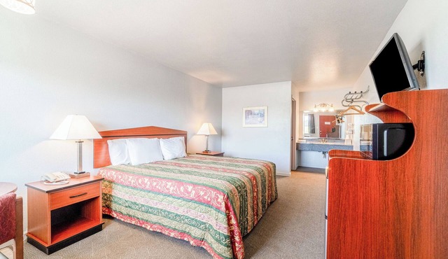 Chill Stay Along US‑60 in Aurora: Walk to Local Eats, Shops & Small Town Charm